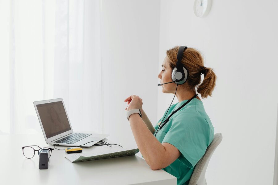 Médecin en téléconsultation